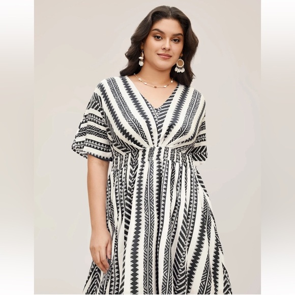 BloomChic Plus Size Solid Geometric Dolman Sleeve Pocket Shirred Split Hem Dress - Picture 3 of 8